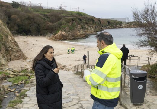Noemí Díaz supervisa os traballos municipais para a limpeza dos pellets de plástico nas praias